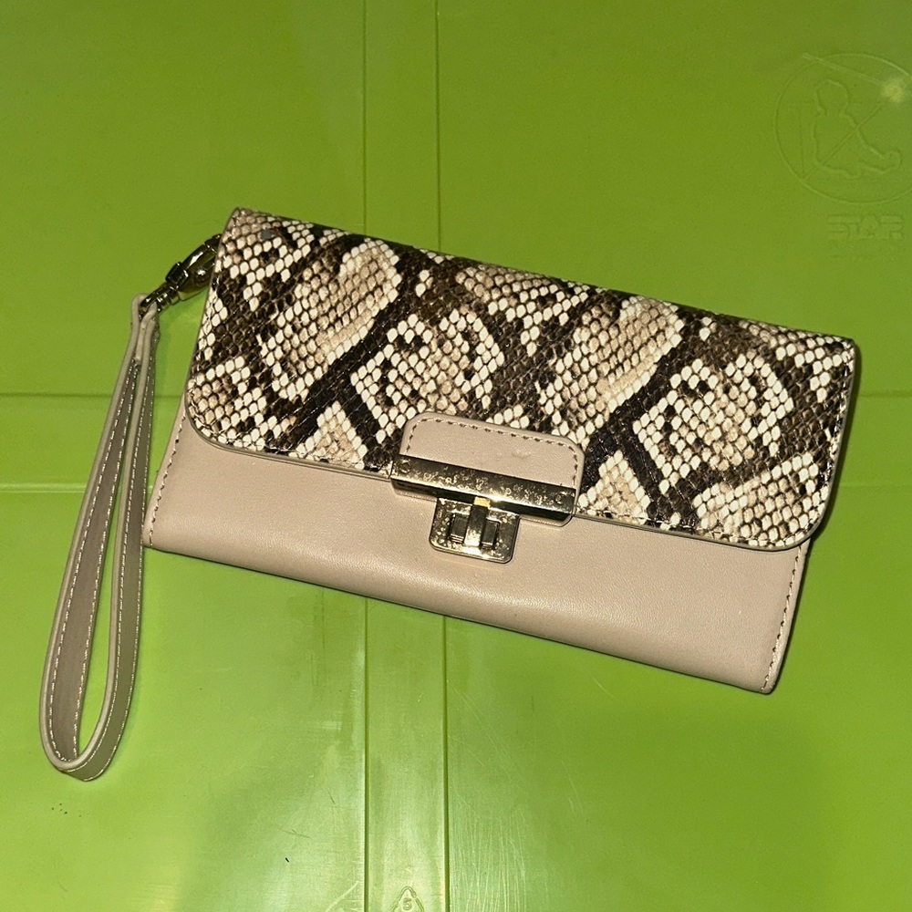 Chic Snakeskin Pattern Wristlet Clutch